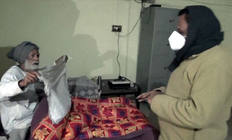 दरअसल, अनूठी मिसाल पेश करने वाले यह अफसर श्योपुर के जिला कलेक्टर राकेश कुमार श्रीवास्तव हैं। वह आधी रात को शहर के बस स्टैंड पर नगर पालिका के जरिए संचालित रैनबसेरे में पहुंचे थे। यहां उन्होंने व्यवस्थाओं का जायजा।
