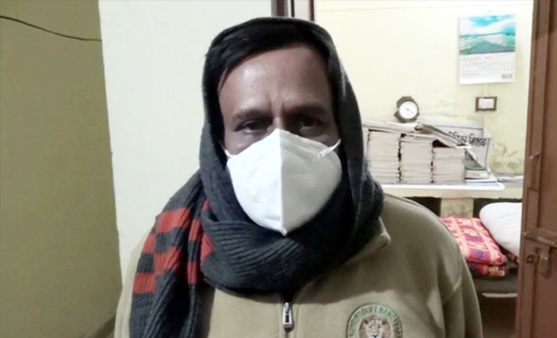 बता दें कि कलेक्टर राकेश कुमार श्रीवास्तव अक्सर ऐसी मानवता की मिसाल पेश करते रहते हैं। पिछले दिनों वह तड़के शहर के वृद्धाश्रम भी इसी तरह आम आदमी बनकर पहुंचे थे। जहां उन्होंने बुजुर्गो द्वारा पानी की समस्या बताने पर दूसरे दिन ही बोरिंग मशीन लेकर जा पहुंचे और समाधान करा दिया।