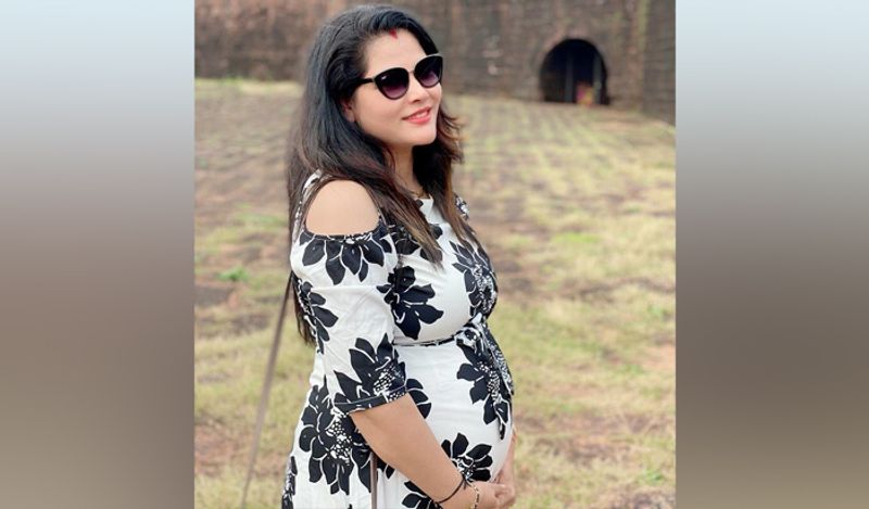 बहरहाल, सीमा सिंह ने बिजनेसमैन सौरव कुमार के साथ 13 मार्च, 2019 में शादी की थी। इनकी शादी में करीबी दोस्त, परिवार वाले और फिल्म इंडस्ट्री के कुछ सितारे पहुंचे थे। इनकी लव स्टोरी भी किसी फिल्म की कहानी से कम नहीं है। 