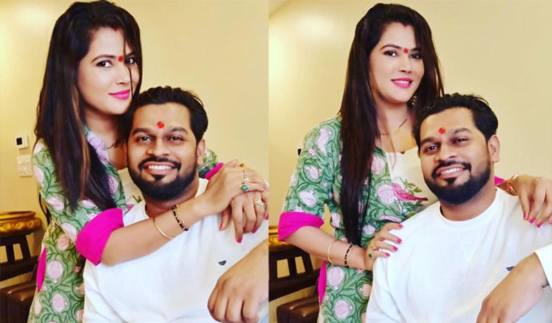 एक्ट्रेस ने बताया था कि इसके बाद सौरव ने सीमा के लिए एक डांसिंग शो 'डांस-घमासान' लॉन्च किया था। शो के शूट के आखिरी दिन सौरव ने सीमा को सीधे शादी के लिए प्रपोज कर दिया था। उनके इस प्रपोजल को वो मना नहीं कर पाईं। उनके डिसीजन का उनके गुरू कानू दा ने भी सपोर्ट किया। 