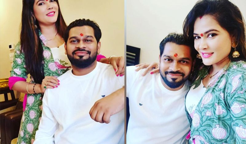 इसके बाद फिर क्या था सौरव और सीमा सिंह ने शादी कर ली और आज किलकारी गूंजने की खुशखबरी दे दी। अब उन्हें और उनके परिवार को इसका बेसब्री से इंतजार है। 