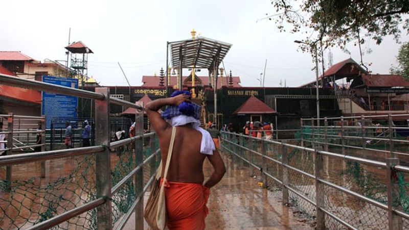 मंदिर में आने से पहले 41 दिनों तक व्रत रखना पड़ता है। कहते हैं कि जो कोई तुलसी या रुद्राक्ष की माला पहनकर, सिर पर नैवेद्य(प्रसाद) की पोटली रखकर मंदिर पहुंचता है, उसकी हर मनोकामना पूरी होती है। यहां माला पहनने वाला भक्त स्वामी कहलाता है।