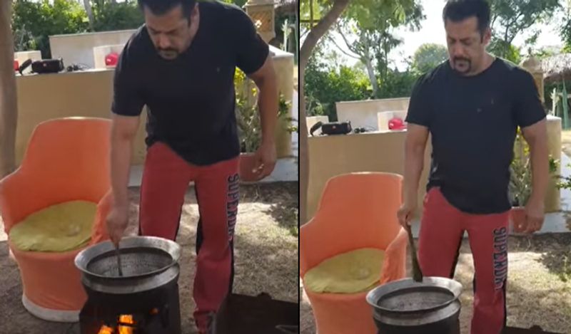 इसके अलावा सलमान खान बिग बॉस के सीजन 14 को भी होस्ट कर रहे हैं। हाल ही में एक्टर ने बिग बॉस के सीजन 14 के सेट पर ही अपना 55वां जन्मदिन मनाया था। कोरोना के चलते उन्होंने फैंस को ग्लैक्सी अपार्टमेंट के सामने आने से मना कर दिया था। 