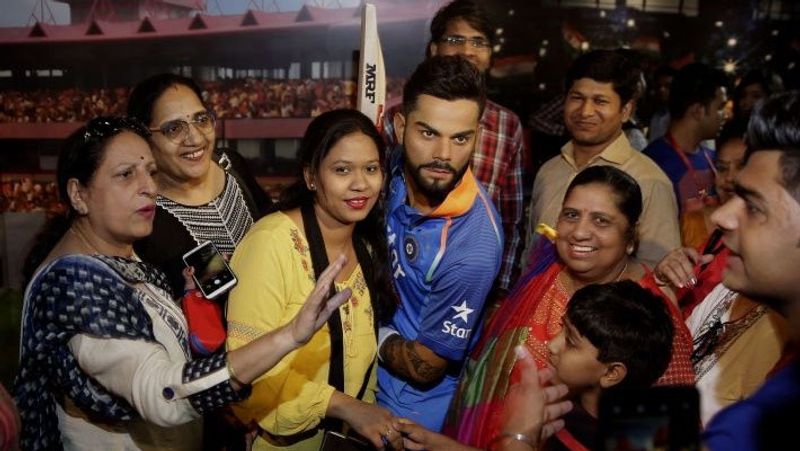 FACT: कनॉट प्लेस की रीगल बिल्डिंग में 2 मंजिला भवन को किराये पर लेकर यह म्यूजियम बनाया गया था। म्यूजियम की हालत आदमनी अठन्नी, खर्चा रुपया वाली हो चली थी।
(विराट कोहली का मोम का पुतला- फोटो सौजन्य-AFP)
