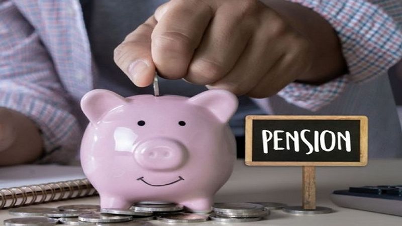 नेशनल पेंशन सिस्टम (NPS) में 2 तरह के खाते खोले जा सकते हैं। इसमें टियर-1 अकाउंट पेंशन अकाउंट होता है। वहीं, टियर-2 अकाउंट वॉलियन्टरी सेविंग्स अकाउंट है। जिन लोगों का टियर-1 अकाउंट है, वे टियर-2 अकाउंट खोल सकते हैं। खाता ऑफलाइन खोला जा सकता है या ऑनलाइन खोलने के लिए एनपीएस पोर्टल (NPS Portal) का इस्तेमाल किया जा सकता है। (फाइल फोटो)