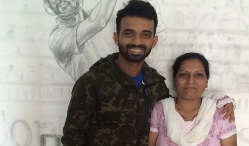 गरीबी में बिता रहाणे का बचपन
रहाणे अपनी सफलता का श्रेय अपने माता-पिता को देते हैं। एक इंटरव्यू में रहाणे ने अपनी जिंदगी के उन पलों को डिस्क्लोज किया था जब उनके परिवार ने गरीबी देखी थी। उन्होंने बताया था उनकी मां ने गरीबी में भी उन्हें स्पोर्ट्स के प्रति इंट्रेस्ट कम नहीं करने दिया।