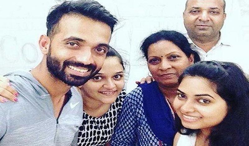 रहाणे ने बताया था कि उनके पास पैसे नहीं थे। साथ ही उनका ट्रेनिंग कैंप घर से आठ किलोमीटर दूर था। ऐसे में उनकी मां गोद में उनके छोटे भाई को उठाकर दूसरे कंधे पर रहाणे का बैग पकड़ कर चलती थीं।