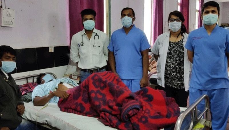 डॉक्टरों ने भी कहा कि विजय जनार्धन जाधव अब पूरी तरह से ठीक है, उसके पेट में फंसा टूथब्रश निकाल लिया गया है, अब घबराने की कोई बात नहीं है।
फोटो सोर्स- आजतक