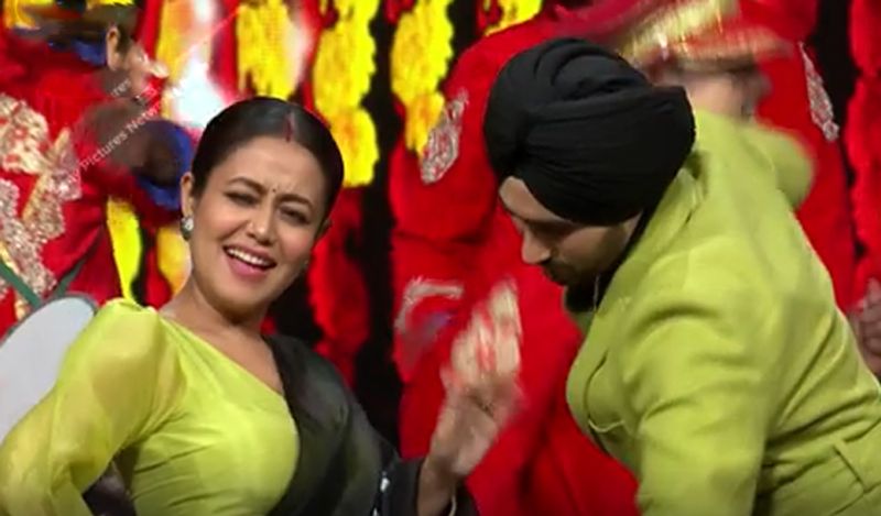 इतना ही नहीं शो में रोहनप्रीत और नेहा ने खूब मस्ती की। वीडियो में देखने के लिए मिल रहा है कि इस दौरान नेहा ने आंखों पर पट्टी बांधकर रोहनप्रीत को साड़ी भी पहनाई और फिर खूब डांस किया। 