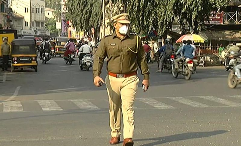 बता दें कि विजय चौधरी इतने बड़े अफसर होने के बाद भी वह 12 घंटे से ज्यादा तो खुद सड़कों पर ड्यूटी करते हैं ताकि लोग हादसे का शिकार ना हो। साथ ही पुणे की ट्रैफिक व्यवस्था ठीक से बनी रहे।