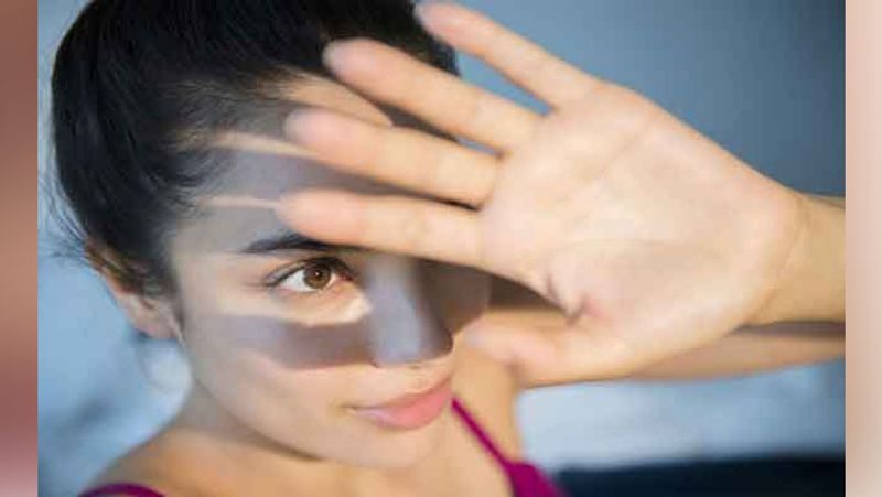 बेसल सेल कार्सिनोमा कैंसर त्वचा के नीचे मौजूद हड्डियों या टीशू को संक्रमित करता है। आमतौर पर यह नाक या चेहरे के किसी हिस्से से शुरू होता है। यह कैंसर बहुत धीमी रफ्तार से बढ़ता है। जो लोग सूरज की रोशनी के सीधे संपर्क में और लंबे समय तक रहते हैं, उन्हें कम उम्र में भी यह कैंसर हो सकता है। इससे त्वचा पर घाव बन जाता है, जो आम उपचार से ठीक नहीं होता।