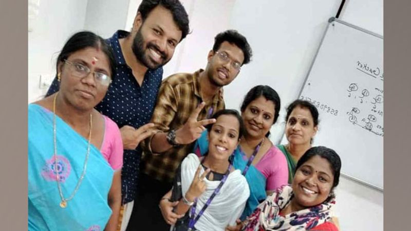 आज आशा की टीम में 27 लोग हैं। हालांकि सब्जेक्ट का चयन, उसे सरल करना और फिर यूट्यूब पर अपलोड करना सब आशा संभालती हैं। इस काम में आशा के पति बिनीश मदद करते हैं। बिनीश अपनी जॉब छोड़कर अब आशा के काम को ही संभालते हैं।