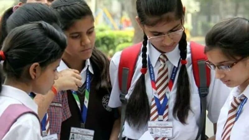 2021 में एग्जाम पैटर्न में बदलाव होने जा रहा है। CBSE में 10वीं और 12वीं में अब 10% अंक केस स्टडीज से जोड़े जाएंगे। यानी मार्किंग पैटर्न में बदलाव होगा। प्रश्नों की संख्या कम होगी। अब साल में 4 बार जेईई मेन होगी। 