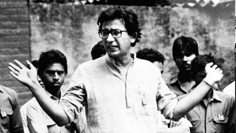 1975 में जब इंदिरा गांधी ने देश में आपातकाल लगाया, तब सफदरग गढ़वाल, दिल्ली और कश्मीर की यूनिवर्सिटी में अंग्रेजी के प्रोफेसर रहे। इस बीच नाटक भी करते रहे। इमरजेंसी के बाद वे राजनीति तौर पर सक्रिय हुए। बता दें कि नुक्कड़ नाटक को देश में प्रचलित कराने में सफदर हाशमी की सबसे बड़ी भूमिका रही है।