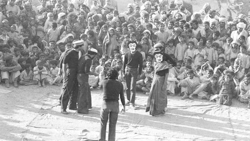 सफदर ने अपने जीवन में 24 नुक्कड़ नाटकों का 4000 बार प्रदर्शन किया। वे मजदूरों की बस्तियों और फैक्ट्रियों के आसपास अपने नुक्कड़ नाटक खेलते थे। उनका एक नुक्कड़ नाटक 'मशीन' देखने 2 लाख मजदूर पहुंचे थे। आमतौर पर ऐसा किसी नाटक में देखने को नहीं मिलता।