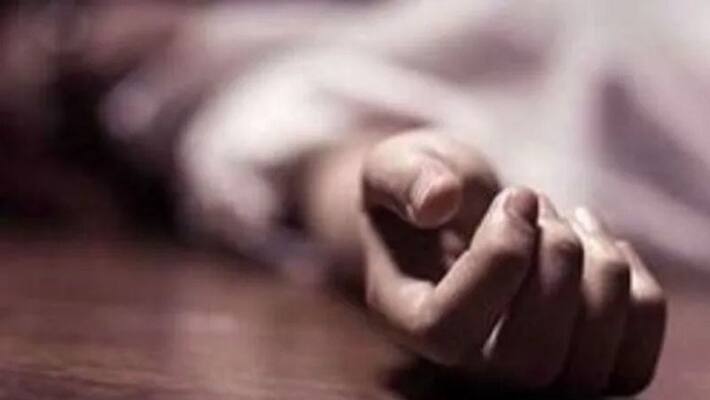 Two Dalit girls found dead in a field in Unnao, another critical; police suspect food poisoning-dnm Two Dalit girls found dead in a field in Unnao, another critical; police suspect food poisoning-dnm