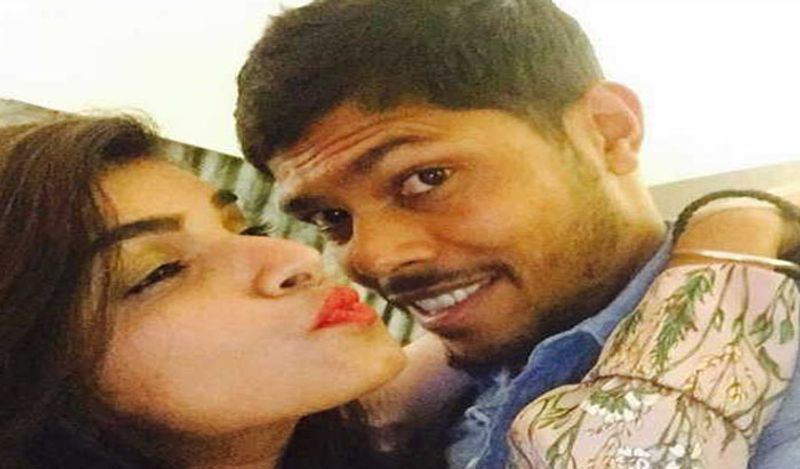 दोनों के बीच पहले दोस्ती हुई। उसके बाद धीरे-धीरे ये रिश्ता प्यार में बदला। दोनों डेट करने लगे। इस बीच उमेश यादव क्रिकेट की दुनिया में अच्छा परफॉर्म कर नाम कमाने लगे। लेकिन जब इनके रिश्ते के बारे में घरवालों को पता चला तो उन्होंने हंगामा कर दिया। 