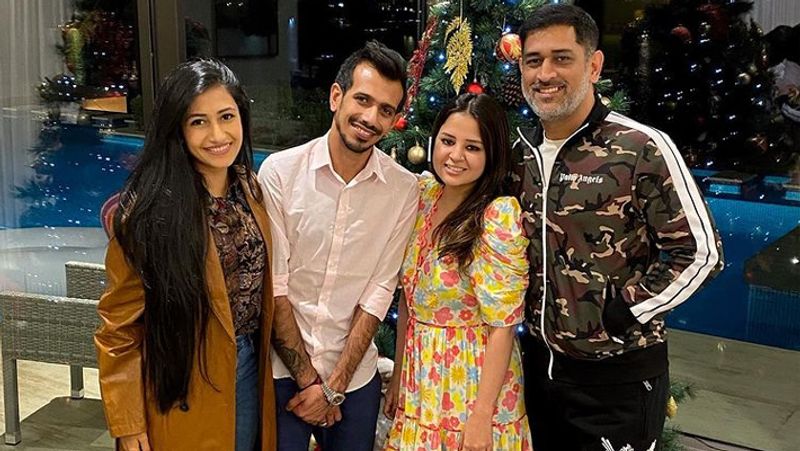 కొన్నాళ్ల కిందట దుబాయ్లో సంగీత్ వేడుక, హనీమూన్ జరుపుకున్న ధనుశ్రీ వర్మ, యజ్వేంద్ర చాహాల్... అక్కడే భారత క్రికెటర్ శిఖర్ ధావన్, మాజీ కెప్టెన్ మహేంద్ర సింగ్ ధోనీ, ఆయన భార్య సాక్షి సింగ్లను కలిసి దిగిన ఫోటోలను సోషల్ మీడియాలో పంచుకున్నారు.