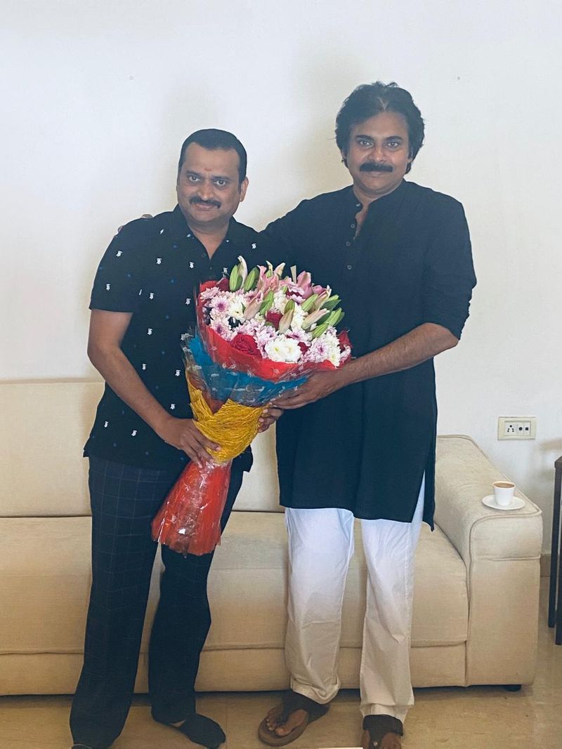 పవన్ గారికి ఏదో ఒకటి చెప్పి బుట్టలో వేద్దాం అని వెళ్తాను. ఆయన దగ్గరకు వెళ్లి ఆయన కళ్లు చూడగానే అన్నీ మర్చిపోతాను. ఆ కళ్లలో అంత నిజాయితీ ఉంటుంది. నేను నిజంగా పవన్ కళ్యాణ్ భక్తుడినే. ఏడుకొండల వాడికి అన్నమయ్య, శివయ్యకు భక్త కన్నప్ప, శ్రీరాముడికి హనుమంతుడు, పవర్ స్టార్ కు బండ్ల గణేష్ అని సగర్వంగా చెప్పుకుంటా.