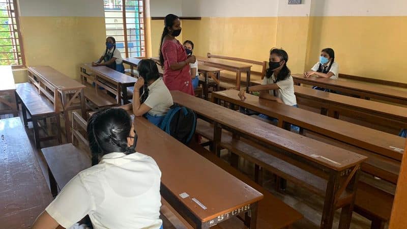 Mannarkudi government girls higher secondary school 11 students test covid positive