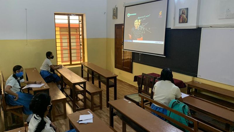 3 साल में ग्रामीण स्कूलों में पहुंचेगी बिजली-
ग्रामीण इलाकों के स्कूलों को मिशन मोड पर लेकर आगामी तीन सालों में शत-प्रतिशत विद्युतीकरण किया जाएगा। इतना ही नहीं सभी हायर सेकेंडरी और हाई स्कूलों में आवश्यक फर्नीचर की पूर्ति भी आगामी तीन साल में करने का लक्ष्य रखा गया है। इसके लिए 319 करोड़ रुपए का प्रावधान सखा गया है। (Demo Pic)