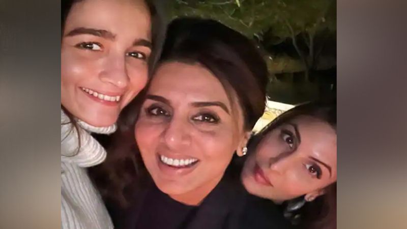 होने वाली सास नीतू सिंह के साथ पोज देते वक्त बेहद खुश दिखी आलिया भट्ट। साथ में भी रिद्धिमा कपूर साहनी।