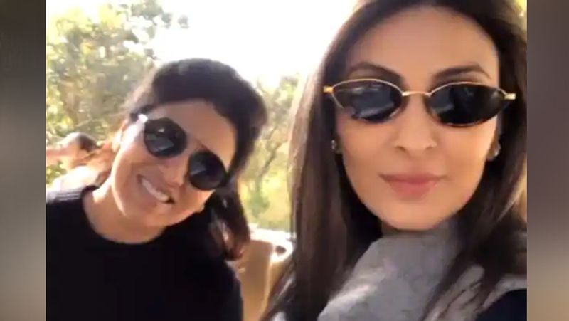 बेटी रिद्धिमा के साथ पोज देती नीतू सिंह। बता दें कि कपूर और भट्ट परिवार ने एक साथ रणथंभौर में न्यू ईयर सेलिब्रेट किया था।