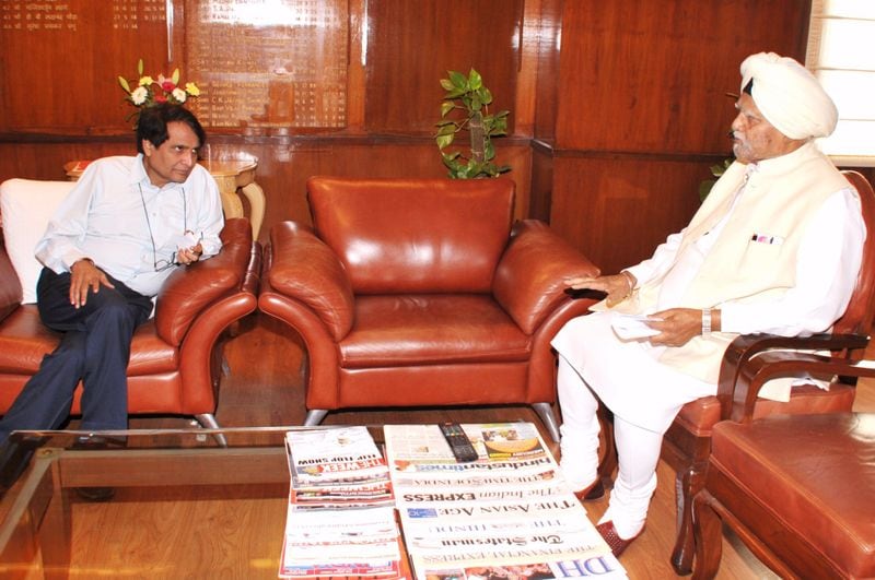 बूटा सिंह ने अपना पहला चुनाव हरियाणा की साधना सीट से लड़ा था। बूटा सिंह ने 1984 के इलेक्शन में जालौर से जीत दर्ज की। लेकिन 1989 में वे कैलाश मेघवाल से हार गए। 1991 में वे फिर जीते। इसके बाद 1999 में सिरोही से सांसद रहे।
पूर्व रेलमंत्री सुरेश प्रभु के साथ बूटा सिंह। यह तस्वीर मई 2016 को रेलवे मंत्रालय ने ट्वीट की थी।