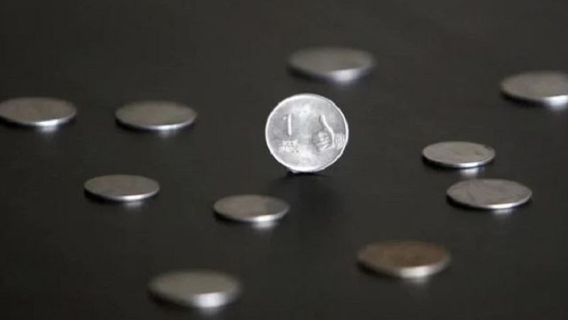 पोस्ट ऑफिस की वरिष्ठ नागरिकों के लिए बचत योजना (SCSS) के लिए ब्याज दर 7.4 फीसदी बरकरार रखी गई है। इस योजना के तहत पति और पत्नी जॉइंट अकाउंट भी खोल सकते हैं। इसमें 15 लाख रुपए सालाना तक जमा किया जा सकता है। वरिष्ठ नागरिकों को इस योजना के तहत ब्याज का भुगतान तिमाही आधार पर किया जाता है। इससे उन्हें नियमित आमदनी का एक अच्छा जरिया मिल जाता है। (फाइल फोटो)