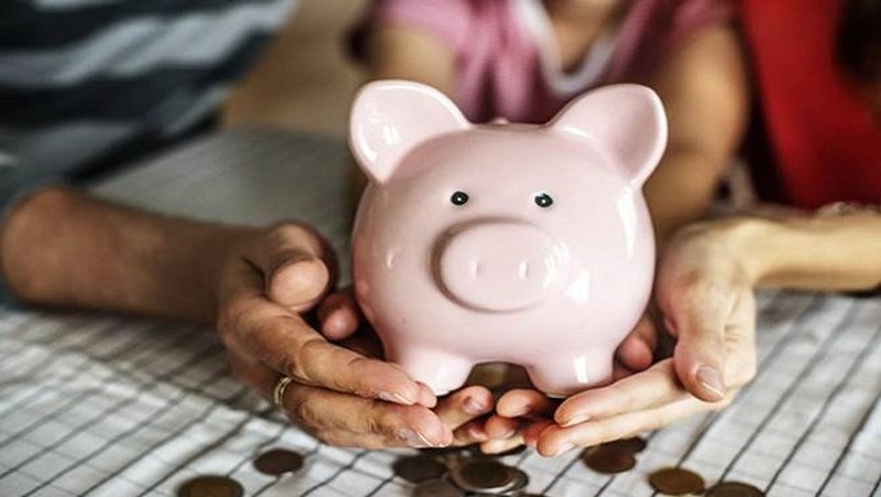 पोस्ट ऑफिस की स्कीम पब्लिक प्रोविडेंट फंड (PPF) में निवेश भी फायदेमंद रह सकता है। इसमें सालाना 7.1 फीसदी ब्याज मिल रहा है। इस अकाउंट की मेच्योरिटी 15 साल की है, लेकिन खास परिस्थितियों मे 5 साल के बाद भी इससे कुछ रकम निकाली जा सकती है। इस अकाउंट को मेच्योरिटी के बाद भी 5-5 साल के लिए बढ़ाया जा सकता है। (फाइल फोटो)