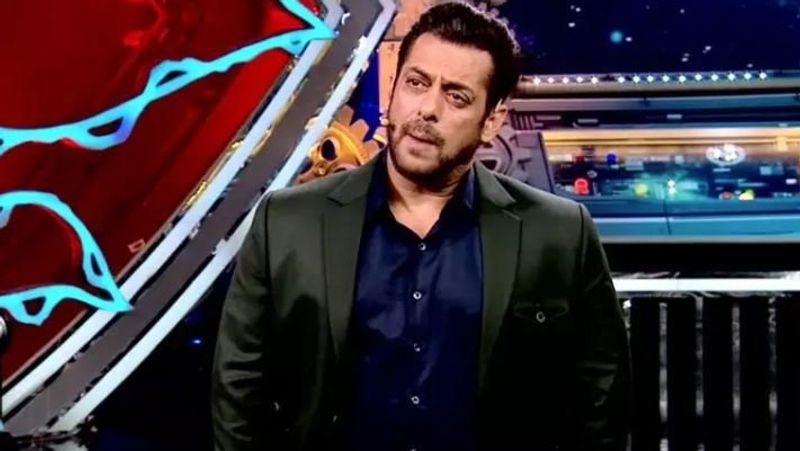 खबरों की मानें तो 21 फरवरी को बिग बॉस का फिनाले हो सकता है। शो में एंट्री लेने से पहले कंटेस्टेंट्स को भी यही तारीख बताई गई थी। हालांकि तब शो एक्सटेंशन होने का भी जिक्र किया गया था लेकिन अब ऐसा कोई प्लान नहीं है। आने वाले हफ्तों में मेकर्स शो को और इंटरेस्टिंग बनाने के लिए कुछ और वाइल्ड कार्ड एंट्रीज करा सकते हैं।
