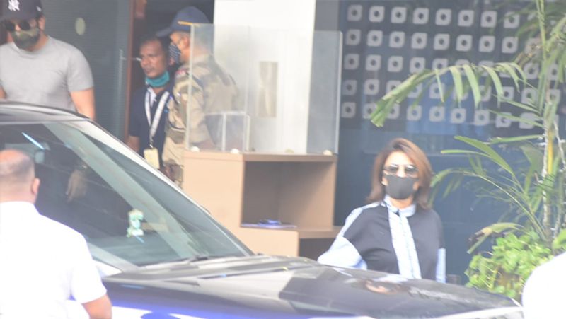 एयरपोर्ट से बाहर आने के बाद नीतू सिंह अपनी गाड़ी के हैरान-परेशान नजर आई। नीतू ने भी चेहरे पर मास्क लगा रखा था। 