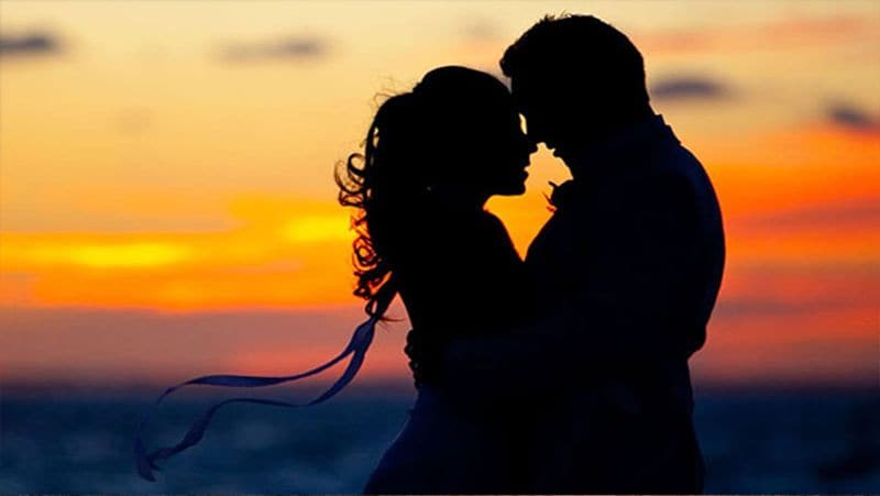 సింహరాశి : మీరు ఒకరిని ఇష్టపడినప్పుడు.. మీ చుట్టూ ఉన్నవాళ్లంతా మీకు భయపడుతున్నారా, లేదా అనేది మీరు పట్టించుకోరు. ప్రతీ ఒక్కరి అటెన్షన్ మీ మీదే ఉండాలనే దృష్టి మారిపోతుంది. మొండిగా ఉండటం మానేస్తారు. కారణం మీరు ప్రేమించే వ్యక్తి సంతోషమే మీకు మీకంటే ముఖ్యం కాబట్టి.
