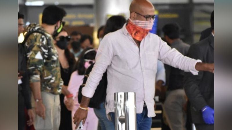 एयरपोर्ट पर अभिषेक बेटी का हाथ थामे चल रहे हैं। वहीं, दोनों के पीछे-पीछे ऐश्वर्या राय चल रही है। वे चलते-चलते के साथ बातें भी कर रही थी। 
