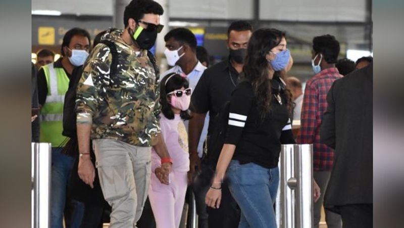सामने आई फोटोज में देखा जा सकता है कि एयरपोर्ट पर भीड़ होने के कारण अभिषेक ने बेटी आराध्या का हाथ एक पल के लिए भी नहीं छोड़ा। इतना ही नहीं ऐश भी बेटी का पूरा ध्यान रखे हुए थी।