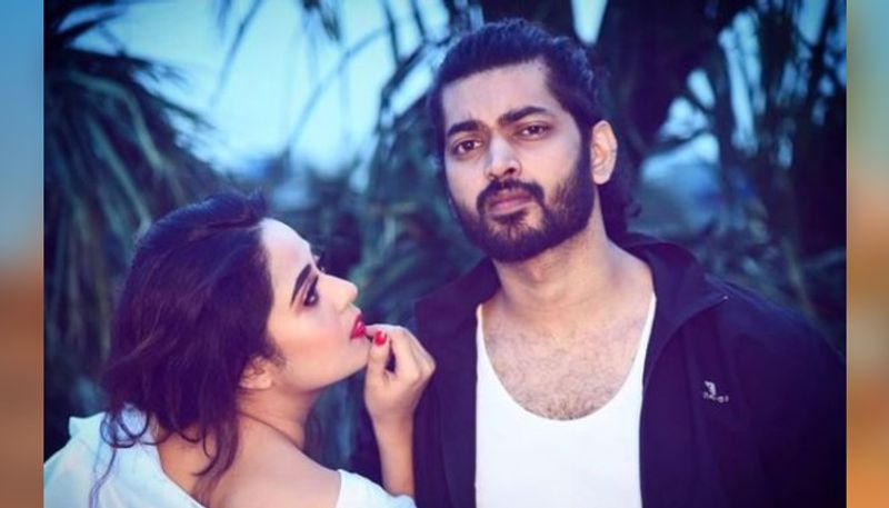 করোনা আবহকে মাথায় রেখেই, ছোটখাটো জলসার আয়োজন করেছিলেন মিস্টার এবং মিসেস সাহানি। বহু বছরের সম্পর্ক এবার পেল নতুন নাম। আগামী ৩ ফেব্রুয়ারি বিয়ের পিঁড়িতে বসছেন তাঁরা।