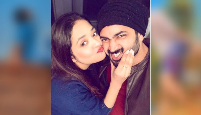 এই প্রেমের জেরেই ঘনিষ্ঠতায় মত্ত হলেন দু'জনে। বলিউডের গানে কোমর দুলিয়ে নাচলেন দু'জনে।