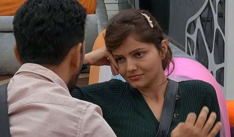 इसी बीच अभिनव अपनी पत्नी का पक्ष लेते दिखे और अर्शी के व्यवहार पर सवाल उठाया। अभिनव पर सलमान की नाराजगी साफ दिखी और कहते हैं कि रूबीना गलत हैं। इसके बावजूद अभिनव उनका पक्ष ले रहे हैं, क्योंकि वो उनकी पत्नी हैं।
