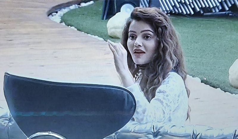 इसके बाद अली ने राखी को चुप रहने के लिए कहा लेकिन वो नहीं मानी। अली ने पहले तो सिर्फ इतना कहा कि सबकुछ कैमरे के लिए करना ठीक नहीं है। इसके बाद गुस्से में अली ने राखी को पागल औरत तक बता दिया। 