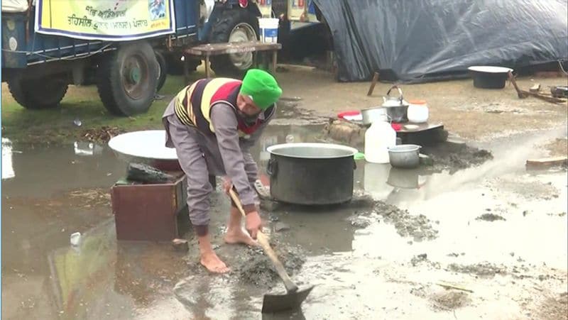 मीडिया से बातचीत में एक प्रदर्शनकारी किसान ने बताया, तिरपाल और जो कुछ भी हम लेकर आए हैं उसी से ठंड और बारिश से अपना बचाव कर रहे हैं। दिल्ली में लगातार दो दिनों से हो रही बारिश के चलते मौसम काफी ठंडा हो गया है। 