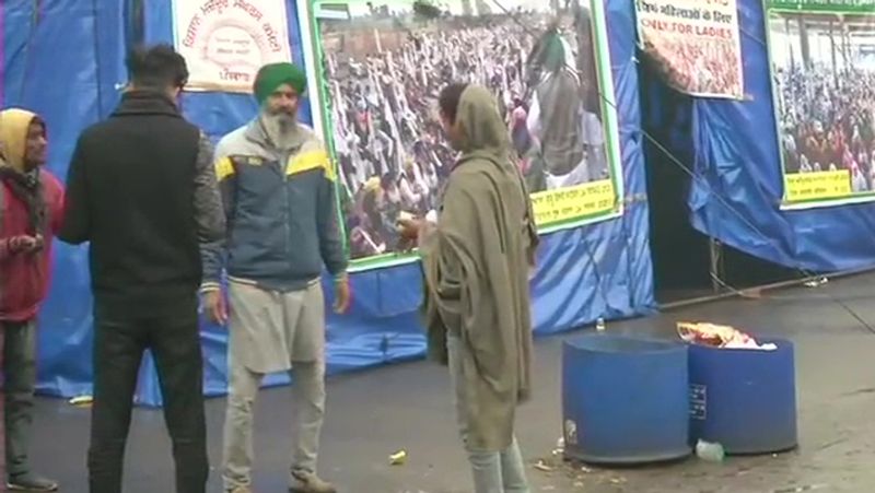 संगठन के नेताओं के भाषण सुनने बैठे किसानों के गद्दे पूरी तरह भीग गए। वहीं, इसके चलते सीमाओं पर दिन भर के तय कार्यक्रमों को टालने की नौबत आ गई। इसके अलावा सिंघु, टिकरी, यूपी गेट और चिल्ला सीमाओं पर किसानों के लिए तैयार हो रहे खाने की व्यवस्था में भी असुविधा हुई। राशन और खाने की दूसरी चीजें रखे तंबुओं में पानी घुस गया, जिसकी वजह से खाने की प्रक्रिया में देरी हुई।