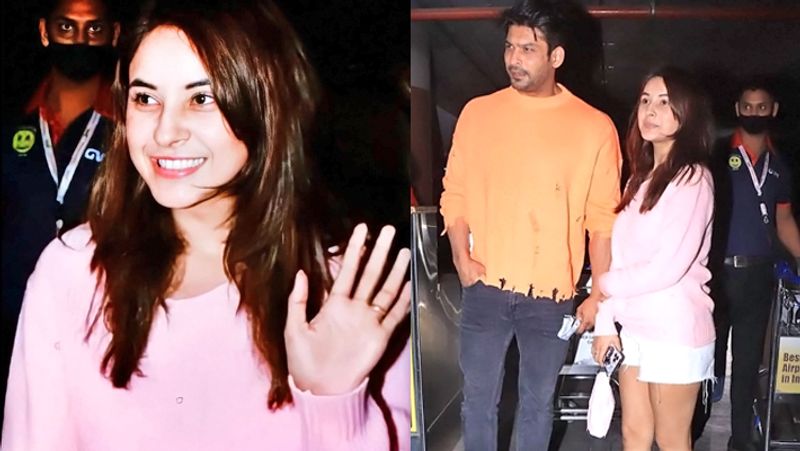 शहनाज गिल ने जहां लाइट पिंक कलर का फुल स्लीव टॉप और व्हाइट कलर का शॉर्ट पहना हुआ था, वहीं सिद्धार्थ ऑरेंज कलर की फुल स्लीव टी-शर्ट में नजर आए। पहले दोनों ने जमकर पोज दिए और इसके बाद मास्क पहन लिया। 