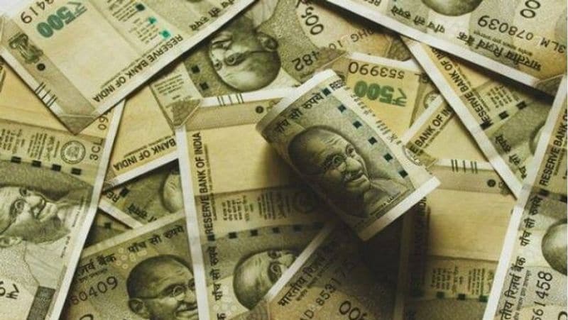 पोस्ट ऑफिस की नेशनल सेविंग्स सर्टिफिकेट (NSC) स्कीम में अभी सालाना 6.8 फीसदी की दर से ब्याज मिल रहा है। इसे सालाना आधार पर कम्पाउंड किया जाता है, लेकिन पेमेंट मेच्योरिटी पर ही होता है। इस स्कीम का टेन्योर 5 साल का है। (फाइल फोटो)