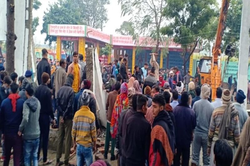 मुख्यमंत्री योगी आदित्यनाथ ने ही मंडलायुक्त मेरठ और एडीजी मेरठ जोन से घटना की रिपोर्ट मांगी है। वहीं, कहा जा रहा है कि बारिश के कारण जमीन धंसी और हादसा हुआ है।
