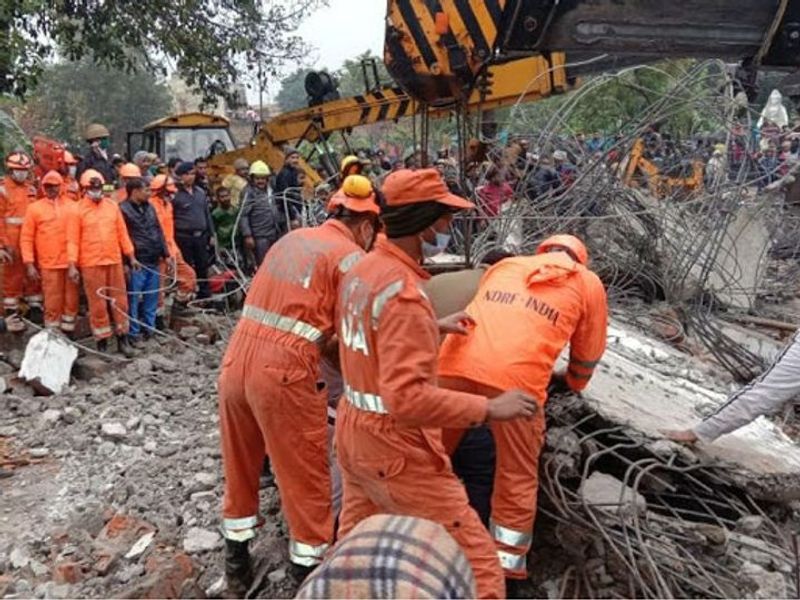 बताते हैं कि शांति पाठ खत्म भी नहीं हुआ था कि एक तरफ की जमीन धंस गई। जिसे देख लोग हैरान हो गए। वे कुछ करते कि दीवार ढह गई और लेंटर गिर गया। किसी को भागने तक का मौका नहीं मिल पाया।
