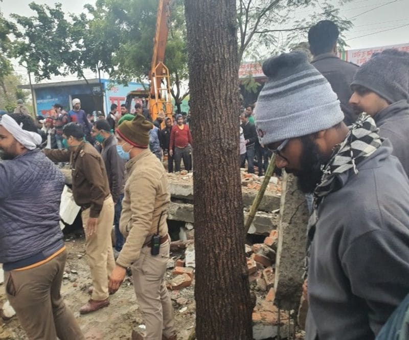 उखलारसी श्मशान घाट अंतिम संस्कार की अंतिम प्रक्रिया चल रही थी। पुजारी के आह्वान पर सभी लोग श्मशान घाट परिसर में बने भवन के अंदर खड़े होकर आत्म शांति पाठ कर रहे थे। 