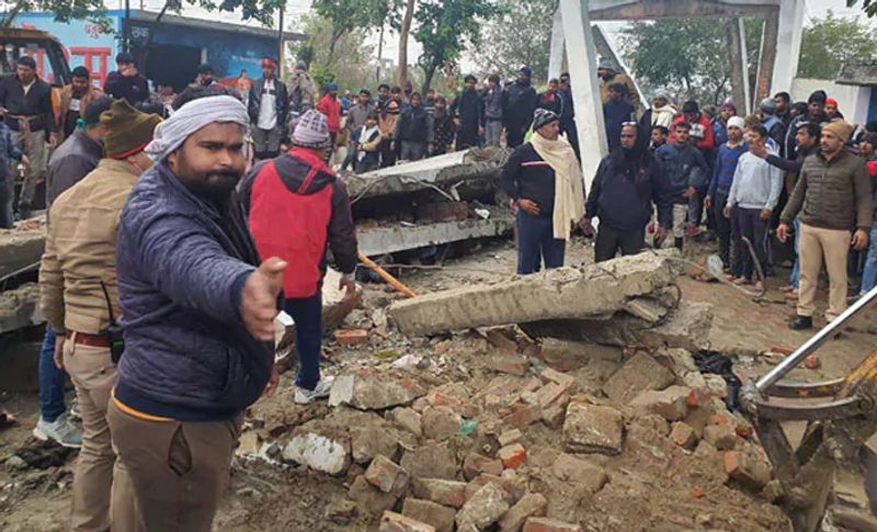 घटना की जानकारी लगते ही मौके पर गाजियाबाद पुलिस और रेस्क्यू ऑपरेशन की टीम मौके पर पहुंची और बचाव कार्य शुरू कर दिया है। जिसमें करीब 8 लोगों के शव निकाल लिए गए हैं। रेस्क्यू ऑपरेशन के लिए क्रेन बुलाई गई। अभी भी पुलिस को दर्जन से ज्यादा लोगों के दबे होने की आशंका है। एनडीआरएफ की टीम भी मौके पर पहुंच गई है। 