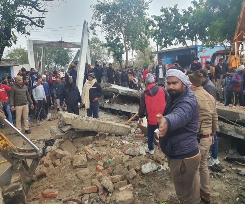 दयानंद कॉलोनी निवासी दयाराम की शनिवार की रात को बीमारी के चलते मौत हो गई थी। आज दोपहर उनके अंतिम संस्कार में 100 से ज्यादा मोहल्लेवासी व रिश्तेदार शामिल हुए थे।