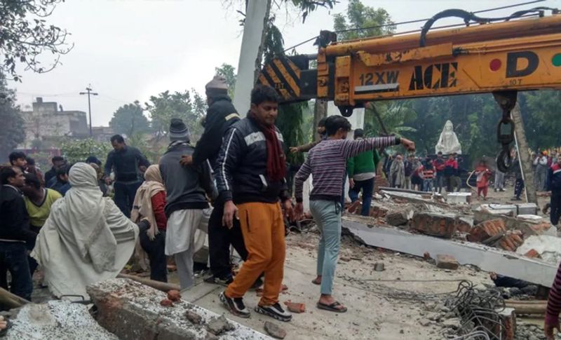 बता दें कि आज सुबह से दिल्ली एनसीआर में बारिश हो रही है, जहां श्मशान घाट बना हुआ है वहां भी पानी गिर रहा था। अंतिम संस्कार में आए लोग बारिश से बचने के लिए वहां पर खड़े हुए थे। इसी दौरान अचानक लेंटर गिर गया। 