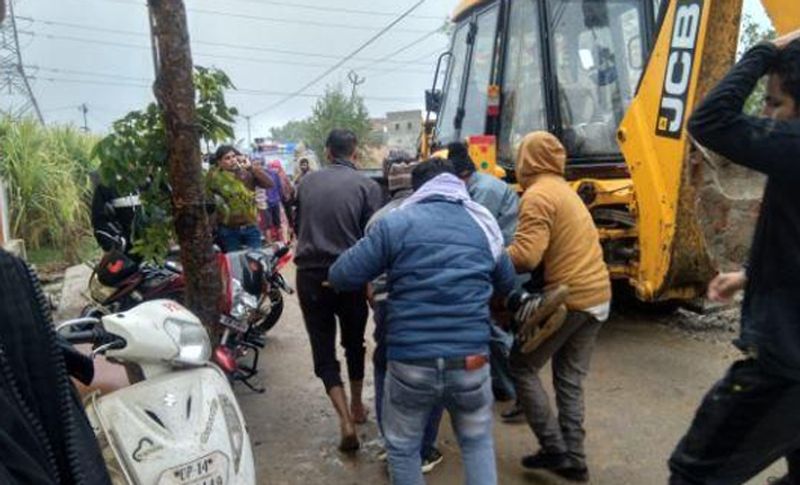 मुख्यमंत्री योगी आदित्यनाथ ने गाजियाबाद में छत गिरने की घटना का संज्ञान लिया। उन्होंने जिलाधिकारी और वरिष्ठ पुलिस अधीक्षक को तत्काल मौके पर पहुंचकर राहत एवं बचाव कार्य शुरू करने के निर्देश दिए हैं। सीएम योगी ने कहा कि घटना से प्रभावित व्यक्तियों को हर सम्भव मदद पहुंचाई जाए, साथ ही हादसे में घायल लोगों के इलाज की व्यवस्था की जाए।